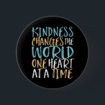 Güte verändern das inspirierende Zitat der Welt Button<br><div class="desc">Freundlichkeit verändert die Welt ein Herz nach dem anderen. Inspiration und motivierend Zitat-Design für diejenigen, die für Gleichheit eintreten, Liebe statt Hass wählen und auf eine bessere Welt hoffen. Inspirier positiver Sprichwort-Waren für Rassismus und Antischikanismus. Die Menschen aufblähen und inspiriert werden, positiv zu sein, freundlich, mutig zu sein und den...</div>