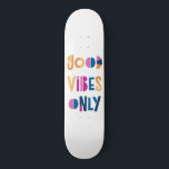 Gute Vibes nur Motivierend farbenfroh modern Skateboard<br><div class="desc">Good Vibes Nur farbenfrohe Skateboard Deck. Perfektes Geschenk! Farbige Typografie mit weißem Hintergrund.</div>