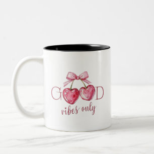 Gute Vibes Only Typografie Zitat mit positiver E Zweifarbige Tasse