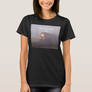 Güterzug fährt im Morgennebel T-Shirt