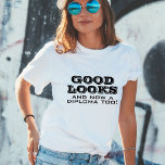 Gutes Aussehen und Diplom zu Funny Abschluss T-Shirt<br><div class="desc">Gut aussieht Diploma zu lustigen Abschluss Frau T - Shirt. Ein lustiges Zitat für einen Absolventen - Gut aussieht und jetzt auch ein Diplom. Moderne schwarze Typografie. Großartiges Geschenk für einen Absolventen,  der seinen Abschluss gemacht hat.</div>