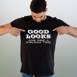 Gutes Aussehen und Diplom zu Funny Abschluss T-Shirt<br><div class="desc">Gut aussieht Diploma zu lustigen Abschluss T - Shirt. Ein lustiges Zitat für einen Absolventen - Gut aussieht und jetzt auch ein Diplom. Weiße Schrift. Großartiges Geschenk für einen Absolventen,  der seinen Abschluss gemacht hat.</div>