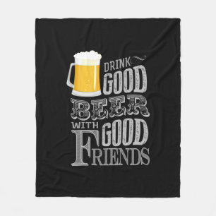gutes Bier mit guter Freundin trinken Fleecedecke