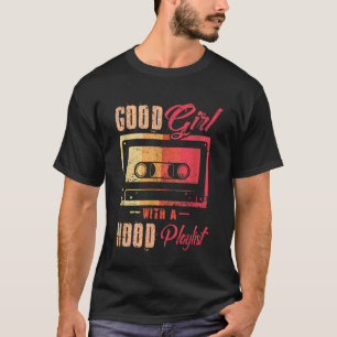 Gutes Mädchen mit einer Hood-Playlist-Kassette Ret T-Shirt