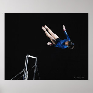 Gymnast (16-17) demontiert ungleiche Balken Poster