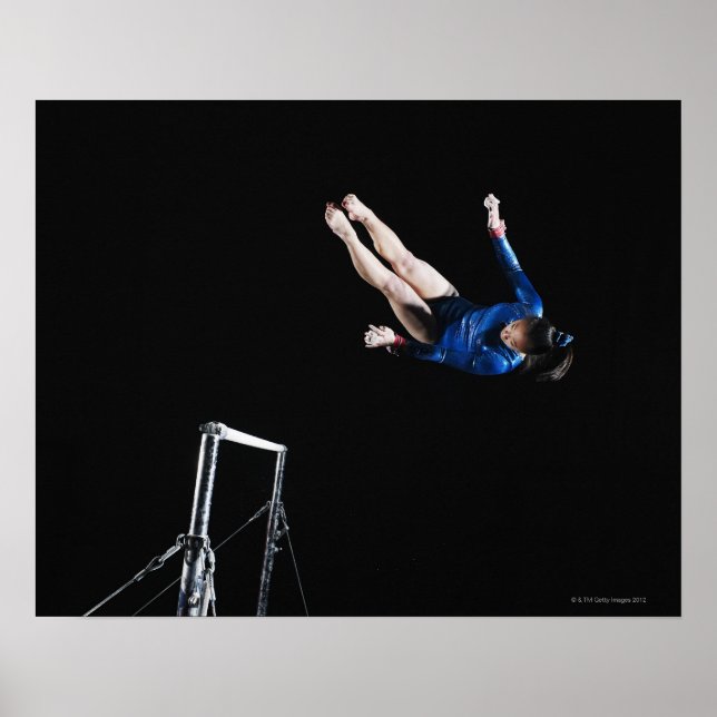 Gymnast (16-17) demontiert ungleiche Balken Poster (Vorne)