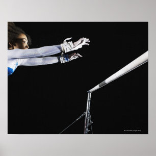 Gymnast (9-10), der nach ungleichen Bars sucht 2 Poster