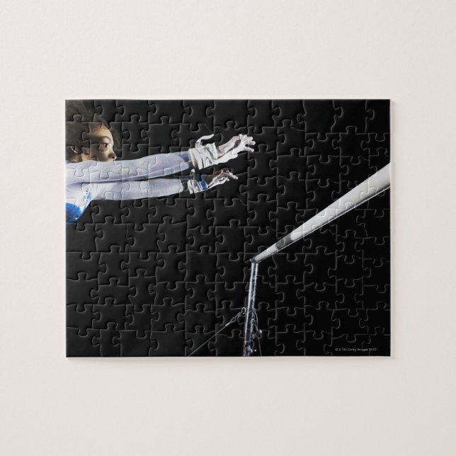 Gymnast (9-10), der nach ungleichen Bars sucht 2 Puzzle (Horizontal)