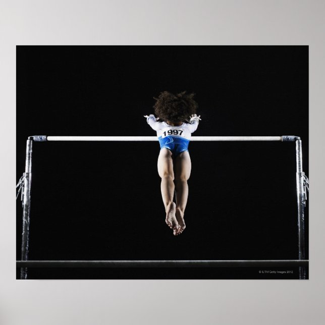 Gymnast (9-10), der nach ungleichen Bars sucht Poster (Vorne)