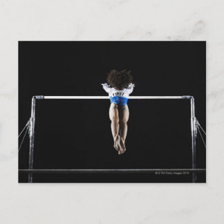 Gymnast (9-10), der nach ungleichen Bars sucht Postkarte