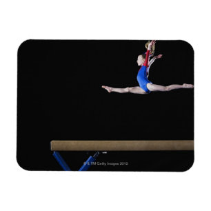 Gymnast (9-10) springend auf Schwebebalken 2 Magnet