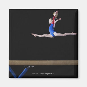 Gymnast (9-10) springend auf Schwebebalken 2 Magnet
