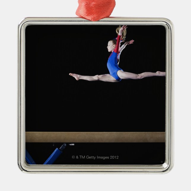Gymnast (9-10) springend auf Schwebebalken 2 Ornament Aus Metall (Vorne)