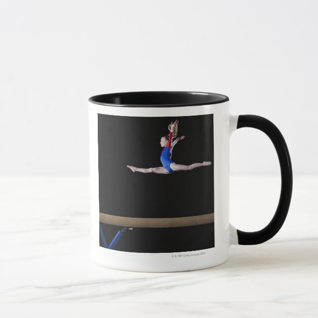 Gymnast (9-10) springend auf Schwebebalken 2 Tasse (Rechts)