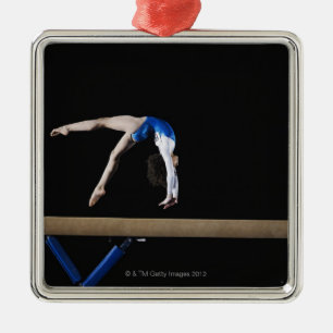 Gymnast (9-10) umdrehend auf Schwebebalken, Seite Ornament Aus Metall