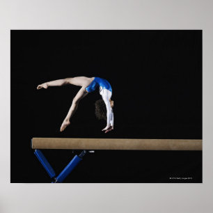 Gymnast (9-10) umdrehend auf Schwebebalken, Seite Poster