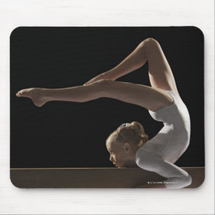 Gymnast auf Schwebebalken Mousepad