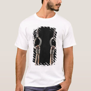 Gymnast, der von Ringen 2 schwingt T-Shirt