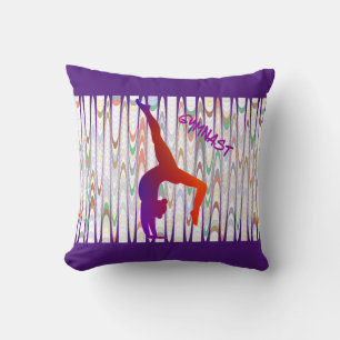 Gymnastik wirft Kissen mit Gymnast.