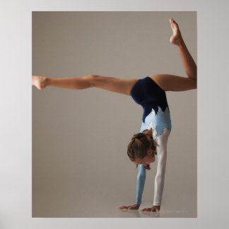 Gymnastikweibchen (12-13) darstellender Handstand Poster