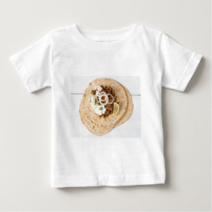 Gyros pita mit Tzatziki coleslaw olives und feta Baby T-shirt