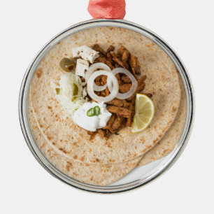 Gyros pita mit Tzatziki coleslaw olives und feta Ornament Aus Metall