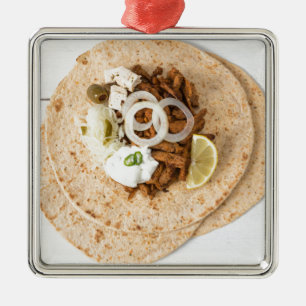 Gyros Pita mit Tzatziki Krautsalat Oliven und Feta Silbernes Ornament