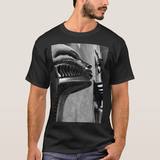 H R Giger Museumsstatue. Gruyères, Schweiz T-Shirt (Vorderseite)