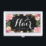 Haar-Stylist-Skript und schöne Blumenverpackung Visitenkarten Etui<br><div class="desc">================= ÜBER DIESES ENTWURF ================= Haar-Stylist-Skript und schöner Blumeneinwickelngeschäfts-Kartenhalter. (1) kann alle Textart, Farben, Größen auch geändert werden, um Ihren Bedarf zu passen. (2) wenn Sie irgendwelche Kundenbezogenheits- oder Zusammenbringeneinzelteile benötigen, treten Sie mit mir bitte in Verbindung. (3) können Sie zusammenpassende Produkte (z.B. Geschäfts-Karte, Verabredungs-Karte, Flyer, Gestell-Karte, Briefpapier und mehr)...</div>