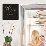 Haare stylist Name Gold schwarz elegante Glanz Log Quadratische Wanduhr<br><div class="desc">Trendy moderne glamouröse elegante Friseur / Friseur Namen Friseur Salon Wand mit schicken Typografie in Schwarz und Imitat Gold mit Schere und ein kleines Herz.               Geeignet für Friseursalon,  Schönheitssalon,  Friseur,  beruflichen Friseur.                         Perfect choice for an elegante,  anspruchsvolle berufliche Optik.</div>