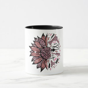 Haarstühle und Sonnenblumen aus rosa Leopard Tasse