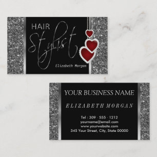 Haarstylistin in einem Silberner Glitzer und in de Visitenkarte