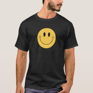 Habe ein schönes, gelbes Lächeln Gesicht lächelnd T-Shirt