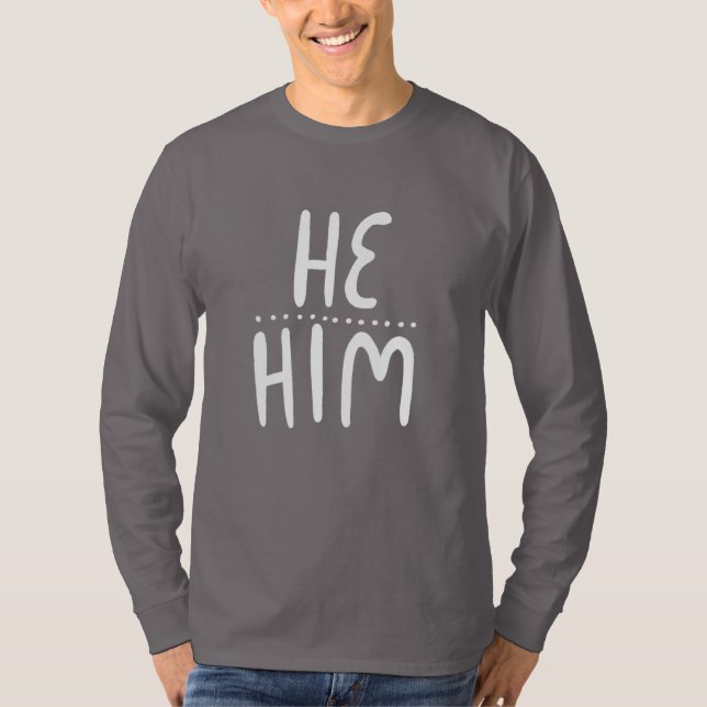 HABE/HIM Pronouns Handlettern T - Shirt (Vorderseite)