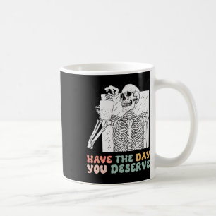 Haben Sie den Tag verdient Halloween Skelett und C Kaffeetasse