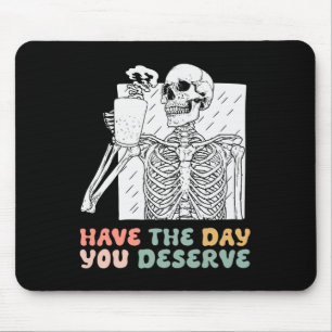 Haben Sie den Tag verdient Halloween Skelett und C Mousepad