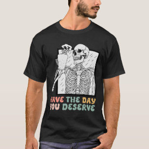 Haben Sie den Tag verdient Halloween Skelett und C T-Shirt