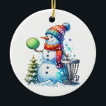 Haben Sie die schönsten Weihnachten von Par | Disk Keramik Ornament<br><div class="desc">Ich wünsche euch das schönste Weihnachten par. Discgolf themed art. Niedlicher Cartoon Snowman in Weihnachtsmannmütze neben einem Discgolf-Körbchen im Schnee neben einem Weihnachtsbaum.</div>