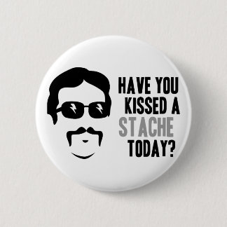 Haben Sie heute geküsst einem Stache Button