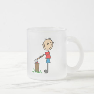 Hacken der hölzernen Strichmännchen-T-Shirts und Mattglastasse