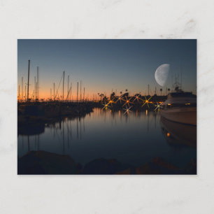 Hafen am Meer bei Dämmerung mit dem Mond Postkarte