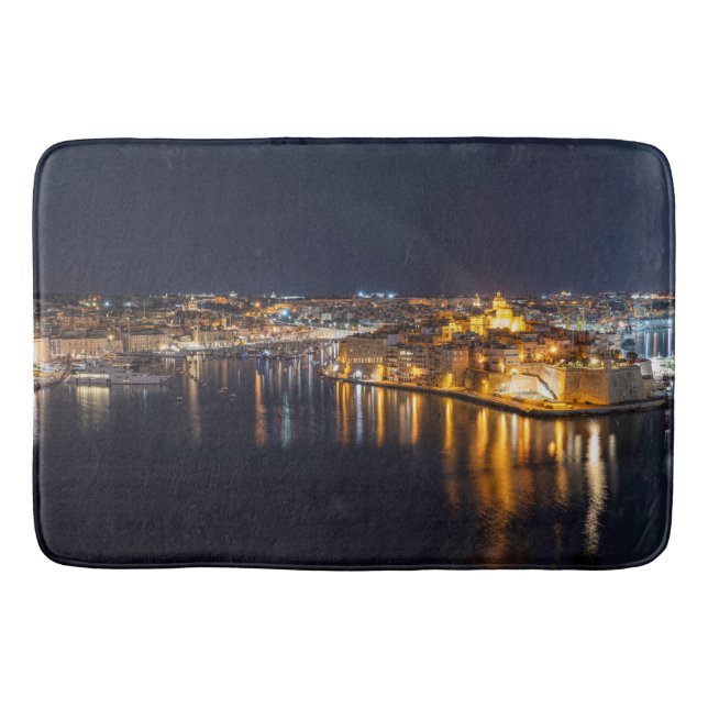 Hafen in Malta nachts beleuchtet Badematte (Vorderseite)