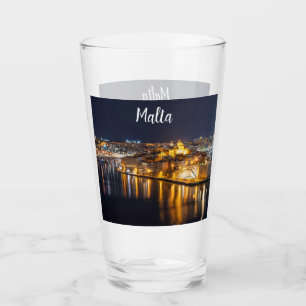 Hafen in Malta nachts beleuchtet Glas
