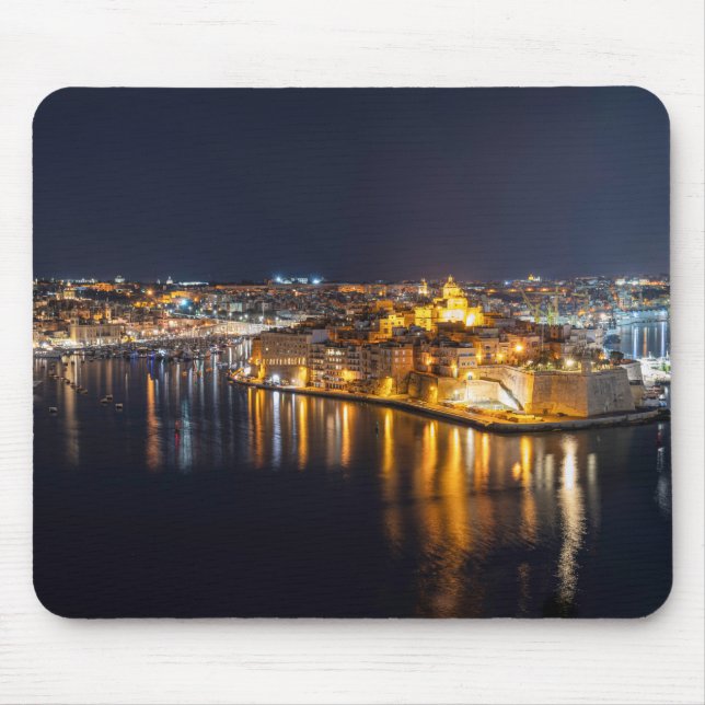 Hafen in Malta nachts beleuchtet Mousepad (Vorne)
