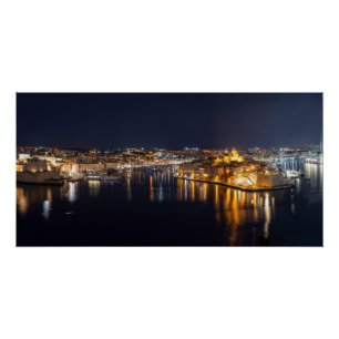 Hafen in Malta nachts beleuchtet Poster