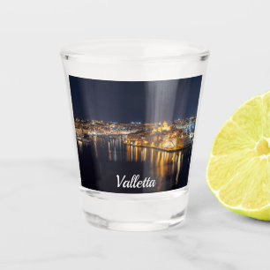 Hafen in Malta nachts beleuchtet Schnapsglas
