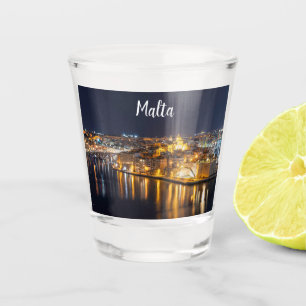 Hafen in Malta nachts beleuchtet Schnapsglas
