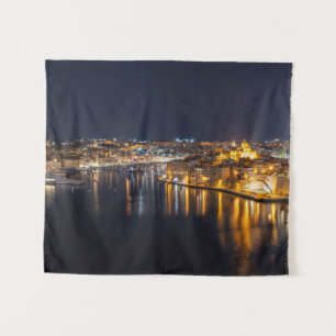 Hafen in Malta nachts beleuchtet Wandteppich