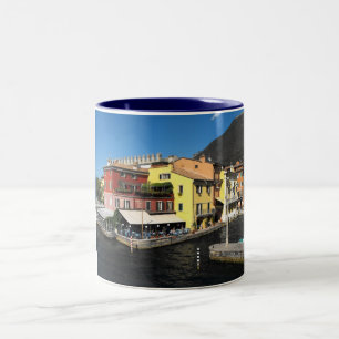 Hafen Malcesine am Gardasee in Italien Zweifarbige Tasse