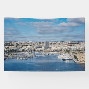 Hafen Sliema mit modernen Gebäude und Booten Banner